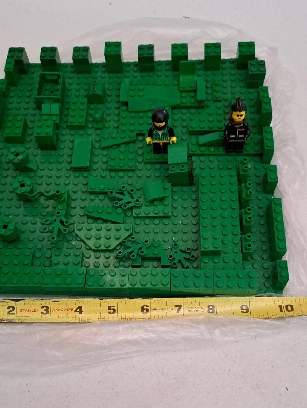 Green Building Base with Minifigures Lego Toy